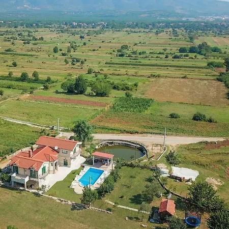 6 Bedroom Lovely In Dicmo Osoje Hébergement de vacances *