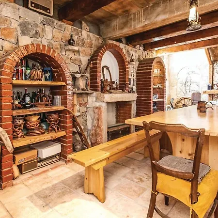 6 Bedroom Lovely In Dicmo Osoje Hébergement de vacances Jadrici
