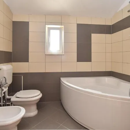 6 Bedroom Lovely In Dicmo Osoje Hébergement de vacances