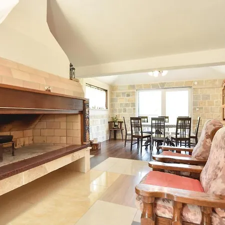 6 Bedroom Lovely In Dicmo Osoje Hébergement de vacances *