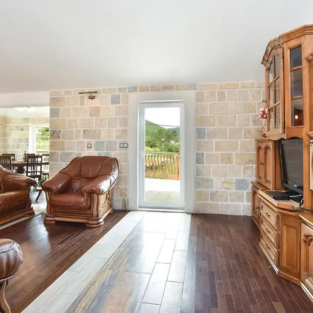 6 Bedroom Lovely In Dicmo Osoje