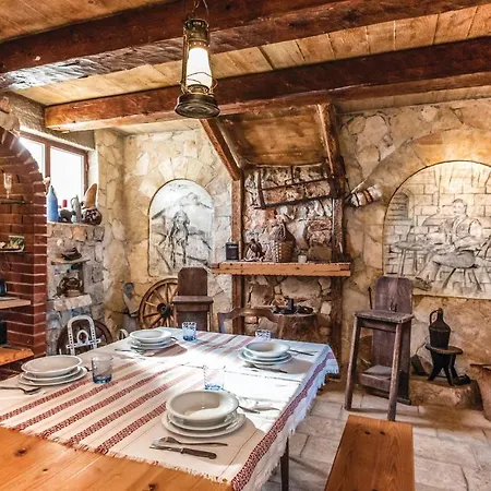6 Bedroom Lovely In Dicmo Osoje