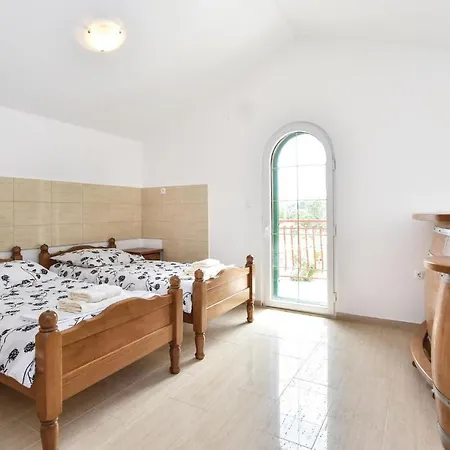 6 Bedroom Lovely In Dicmo Osoje *