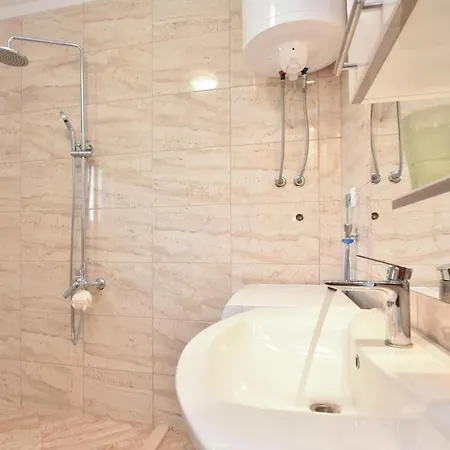 6 Bedroom Lovely In Dicmo Osoje *