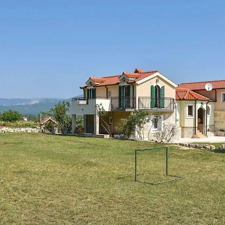 Hébergement de vacances 6 Bedroom Lovely In Dicmo Osoje