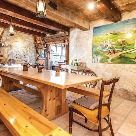 6 Bedroom Lovely In Dicmo Osoje Hébergement de vacances *