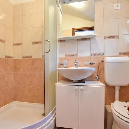 6 Bedroom Lovely In Dicmo Osoje