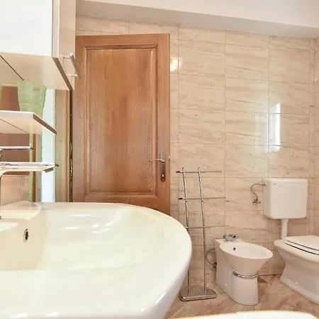 6 Bedroom Lovely In Dicmo Osoje