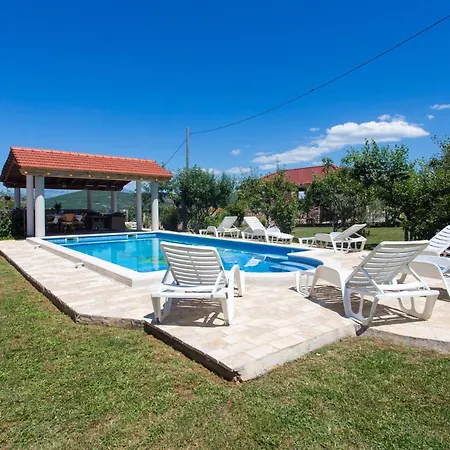6 Bedroom Lovely In Dicmo Osoje *