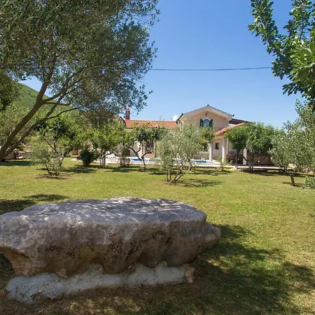 6 Bedroom Lovely In Dicmo Osoje Hébergement de vacances