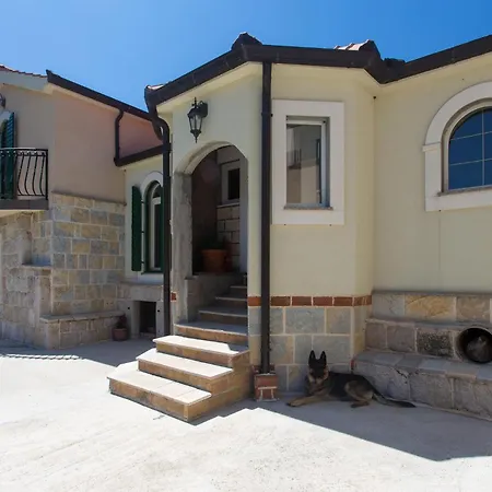 6 Bedroom Lovely In Dicmo Osoje Hébergement de vacances *