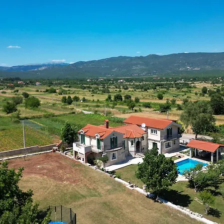 Hébergement de vacances 6 Bedroom Lovely In Dicmo Osoje